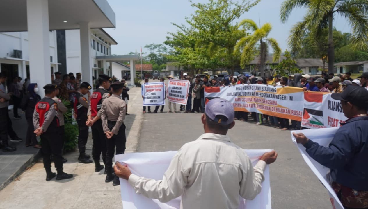 Pupuk Subsidi Langka, Ratusan Petani Demo Dinas Pertanian Pacitan