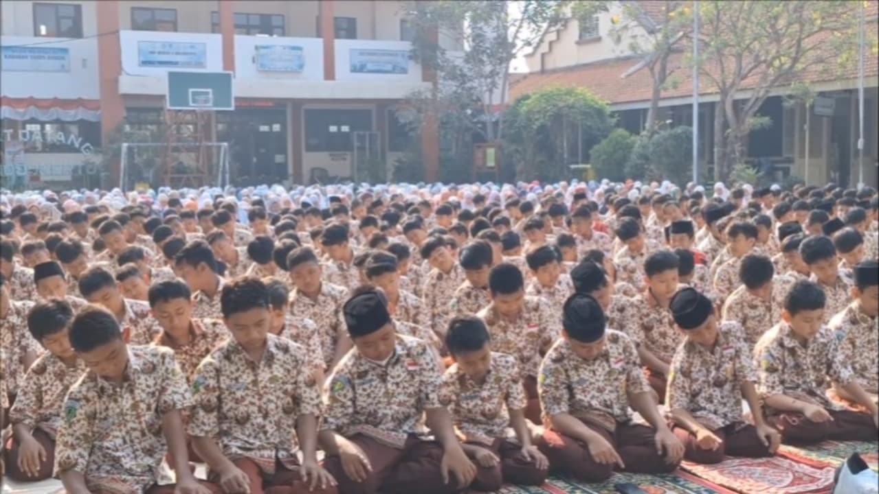 Siswa SMP Negeri 2 Kota Mojokerto Gelar Sholat Minta Hujan