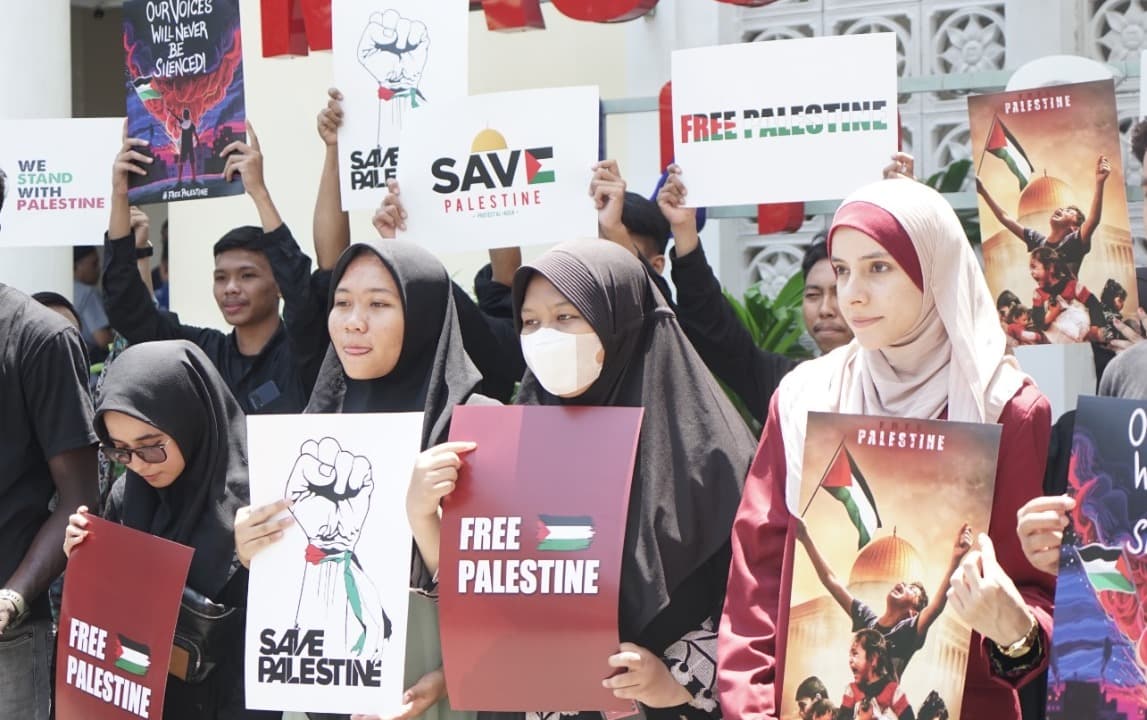 Gelar Sholat Gaib, Mahasiswa Palestina di UM Surabaya Khawatir Kondisi Keluarga