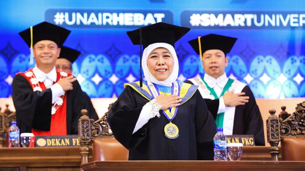 Gubernur Khofifah Raih Gelar Doktor Honoris Causa Bidang Ilmu Ekonomi dari FEB - UNAIR