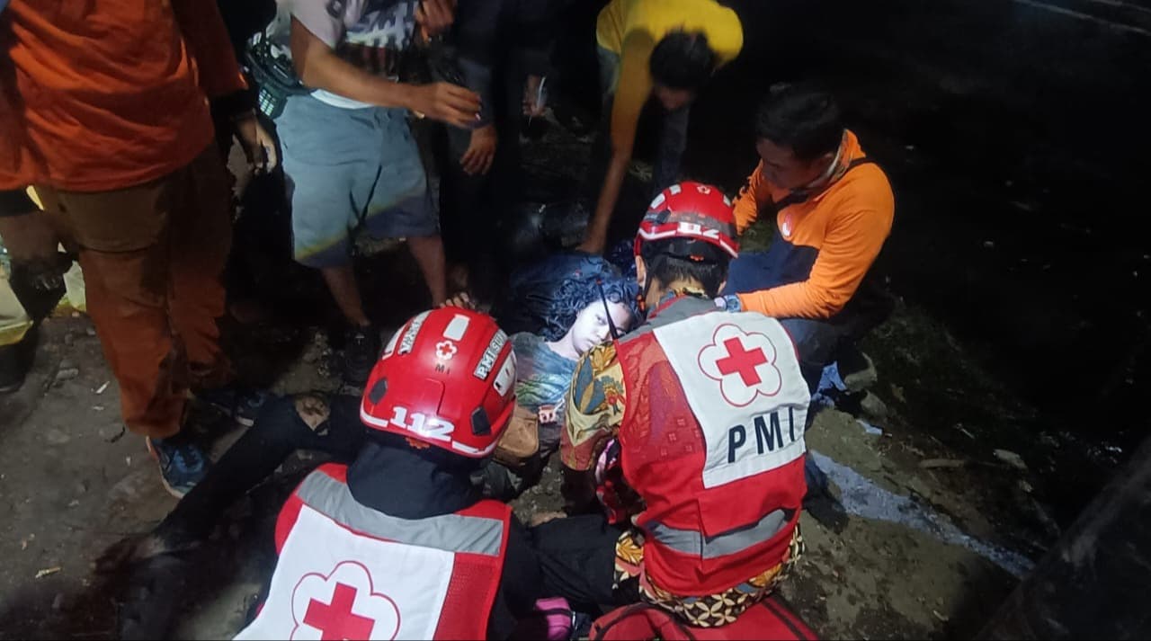 Pandangan Tiba-tiba Gelap, Pengendara Motor Terjun ke Sungai Wiyung