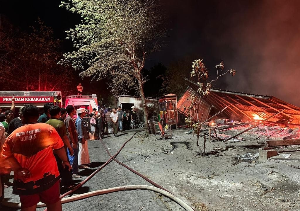 Bakar Sampah, 2 Rumah, Warkop dan 8 Kambing di Gresik Ludes Terbakar