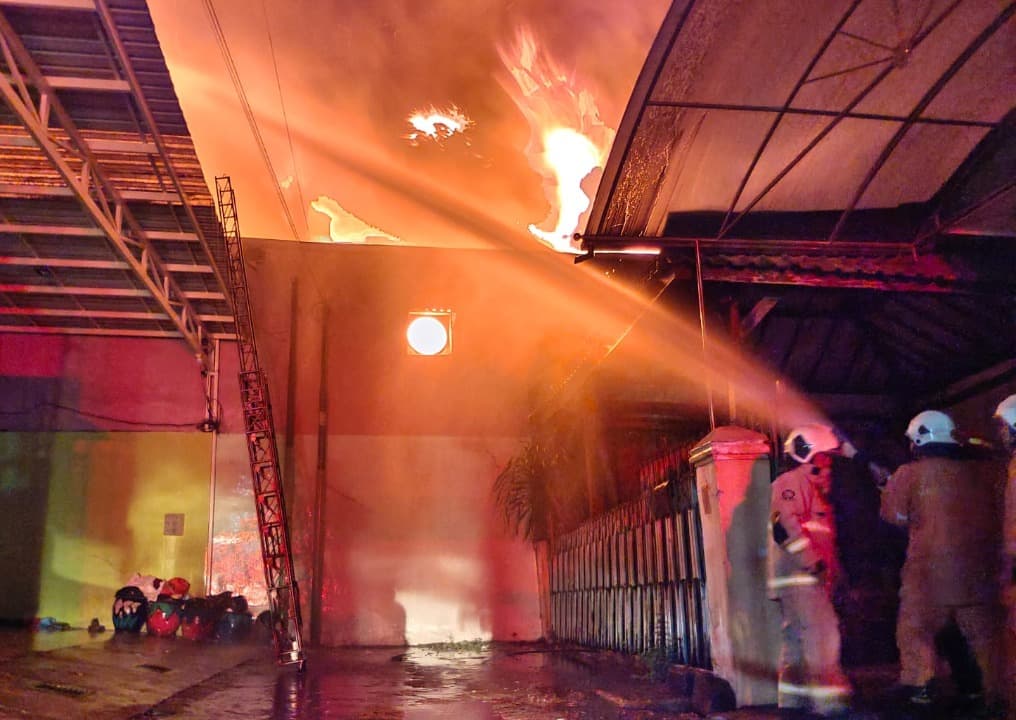 Pabrik dan Gudang Lilin Biola Candle Terbakar