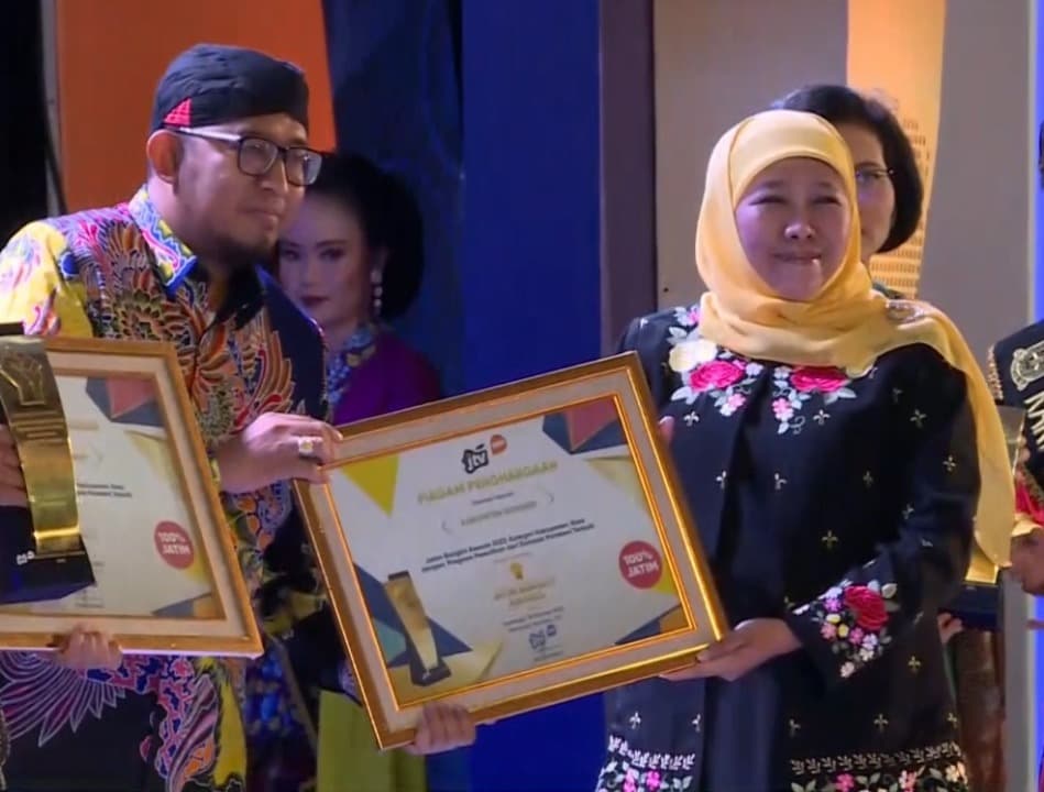 Cepat Pulih dari Pandemi, Bupati Sumenep Raih Penghargaan Jatim Bangkit Awards 2023