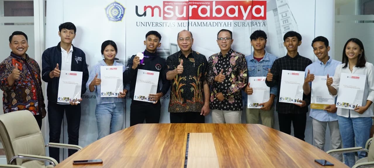 UM Surabaya Beri Penghargaan untuk 8 Atlet yang Berjuang di PORPROV hingga Asian Games