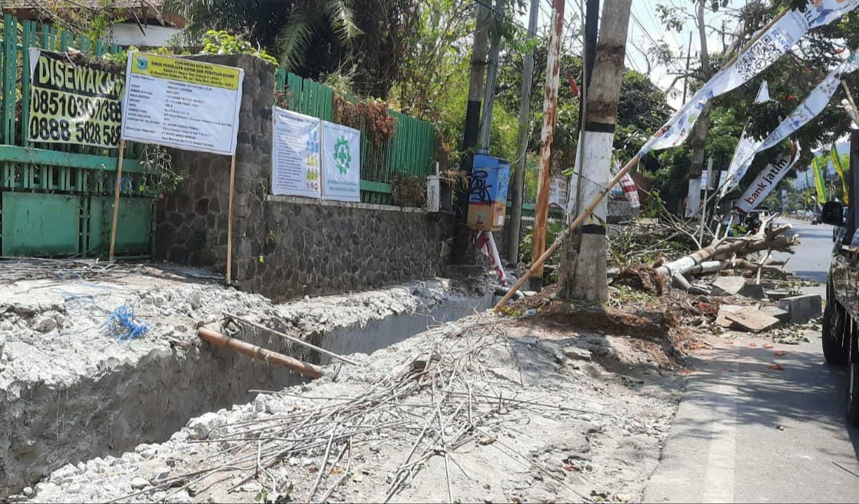 DPUPR Kota Batu Sulap Drainase Jadi Jalur Pedestrian dengan Sistem Concrete Stamp