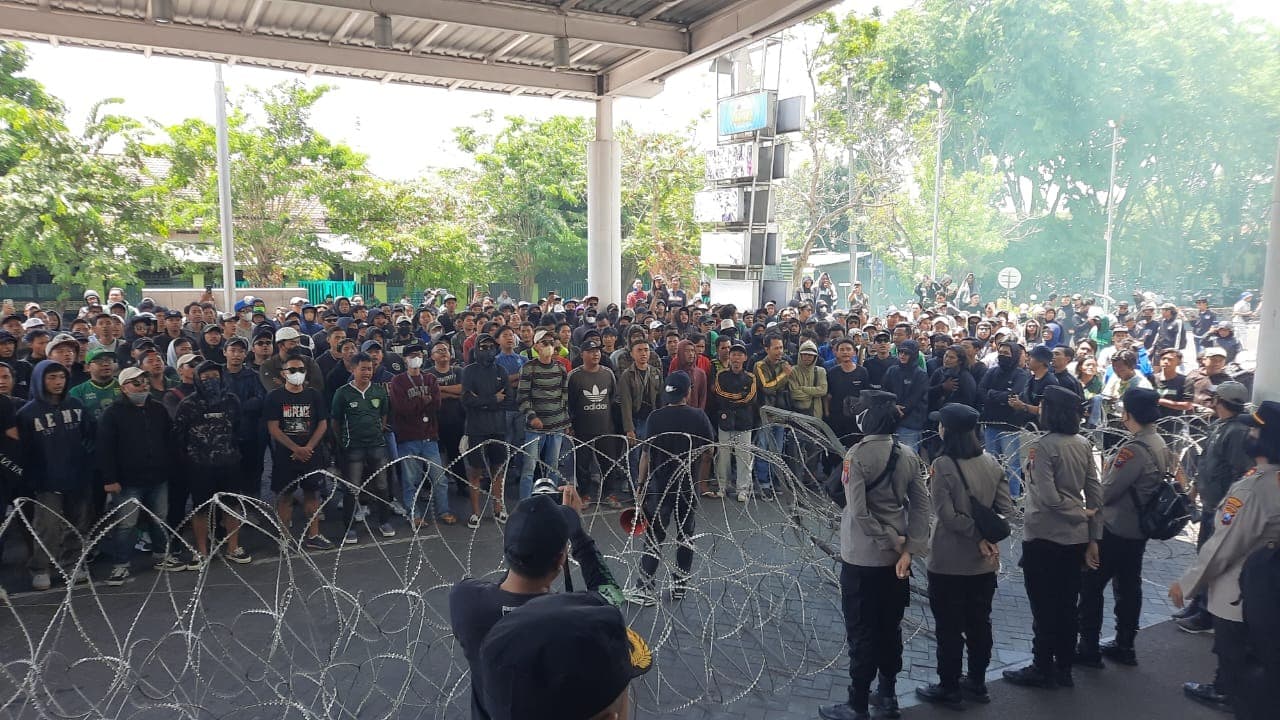 4 Tuntutan Bonek kepada Manajemen dalam Unjuk Rasa di Kantor Marketing Persebaya