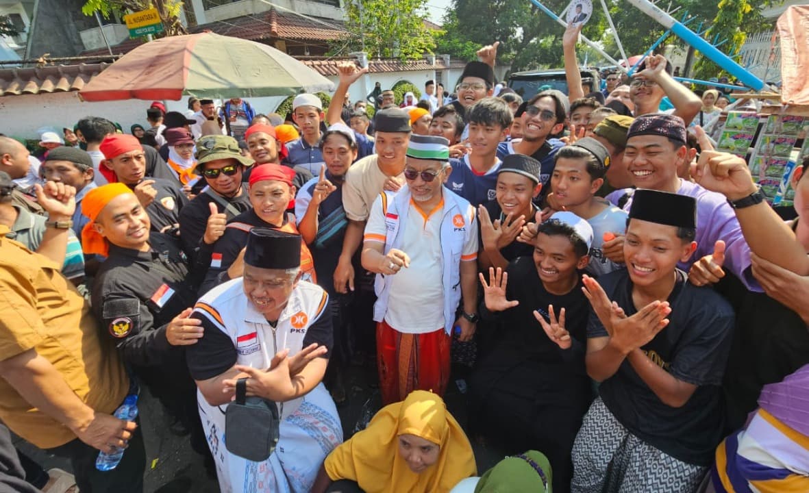 Jalan Sehat Santri Sarungan, Presiden PKS Sampaikan Pesan KH Thoifur Mawardi