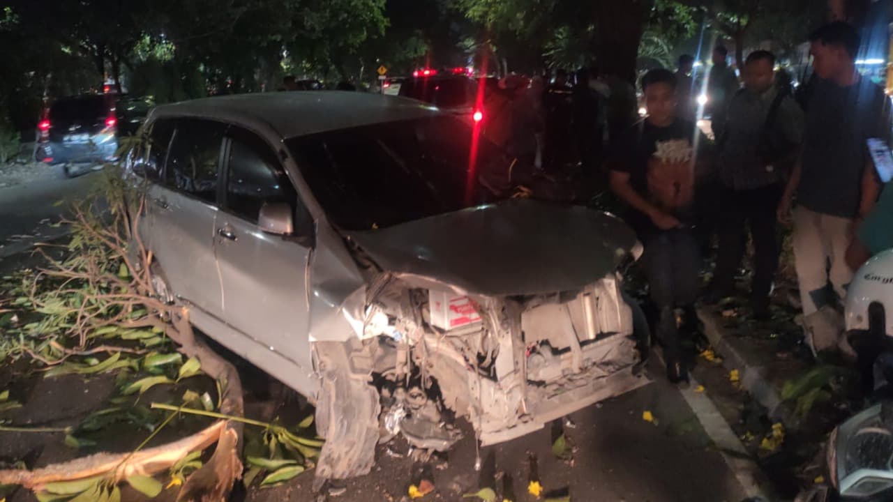 Ban Pecah, Daihatsu Xenia Tabrak Trotoar dan Mobil di Jalan Ahmad Yani Surabaya