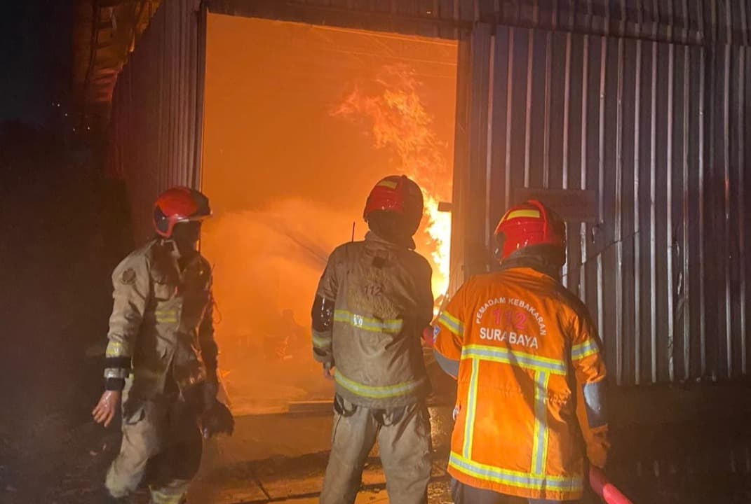 Korsleting Listrik, 2 Gudang di Jalan Tubanan Surabaya Ludes Terbakar