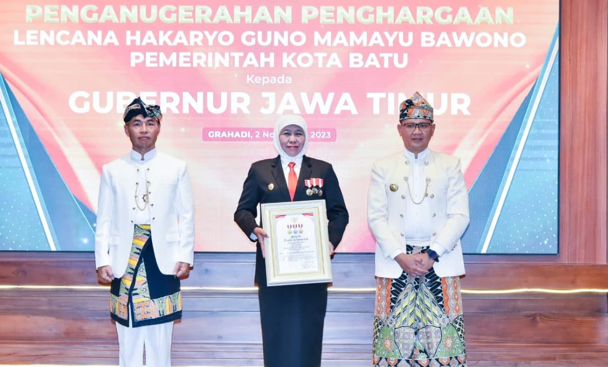 Berkontribusi Majukan Kota Batu, Gubernur Khofifah Terima Lencana Hakaryo Guno Mamayu Bawono