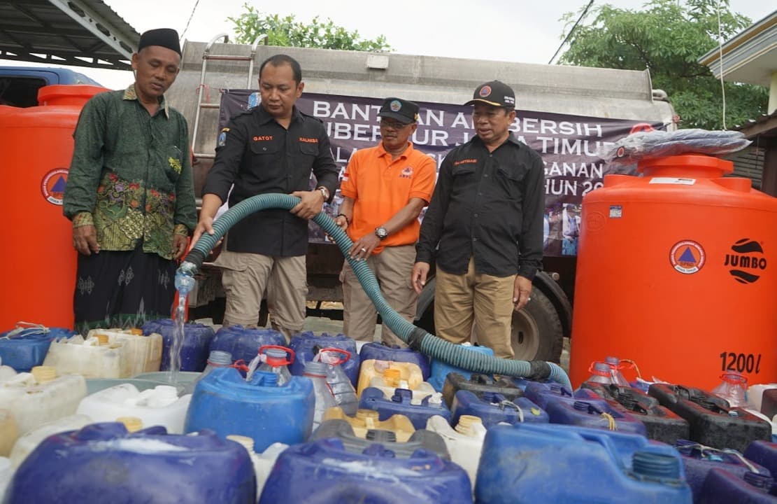 BPBD Jatim Salurkan Bantuan Air Bersih di Kampung Sambas Bangkalan