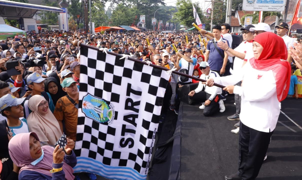 Gubernur Khofifah Jalan Sehat Bersama Ribuan Masyarakat di Bakorwil Jember