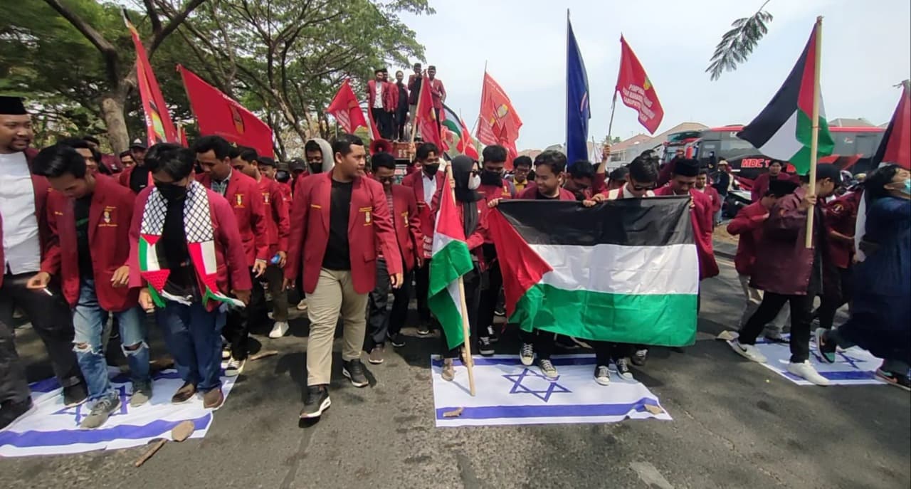 Ratusan Mahasiswa Demo Bela Palestina di Konjen AS