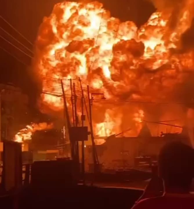 Motor Terguling Saat Isi BBM, Pom Mini Terbakar, 3 Rumah Hangus