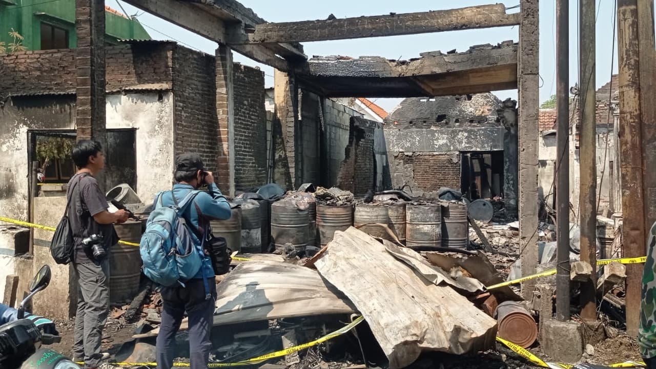 Pom Mini Terbakar Hanguskan 4 Rumah dan 6 Motor