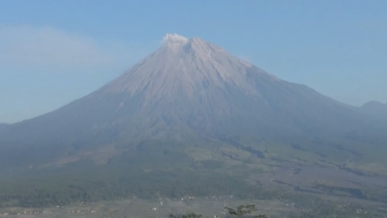 Gunung Semeru Keluarkan 24 Kali Letusan dalam 6 jam Terakhir