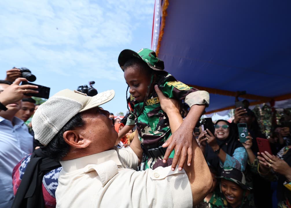 Momen Prabowo Gendong dan Beri Ciuman ‘Tentara Cilik’ di Mimika Papua