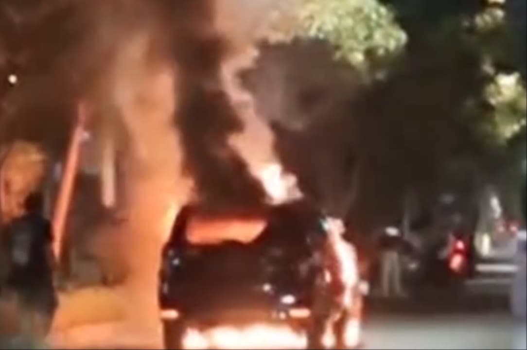 Mobil Innova Reborn Terbakar di Jalan Mayjend Sungkono Surabaya