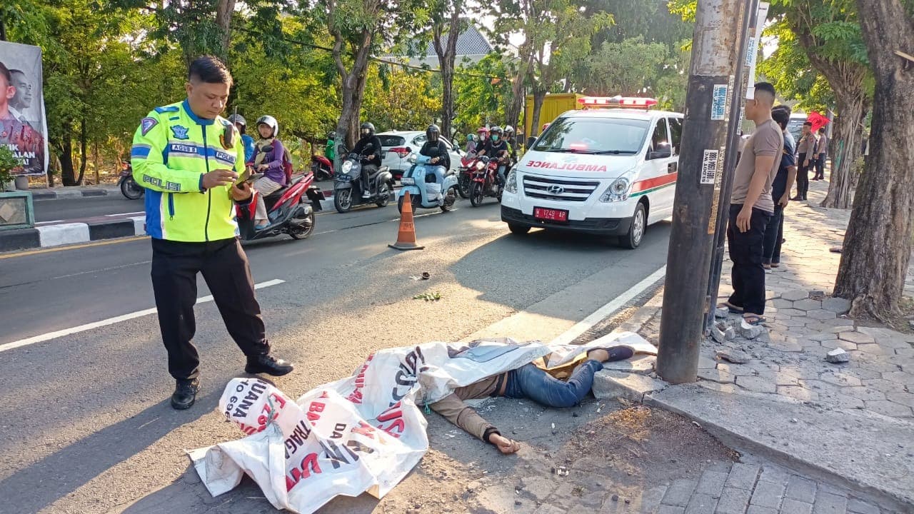 Pengendara Motor Tewas Usai Tabrak Tiang Listrik di Depan Polres Gresik