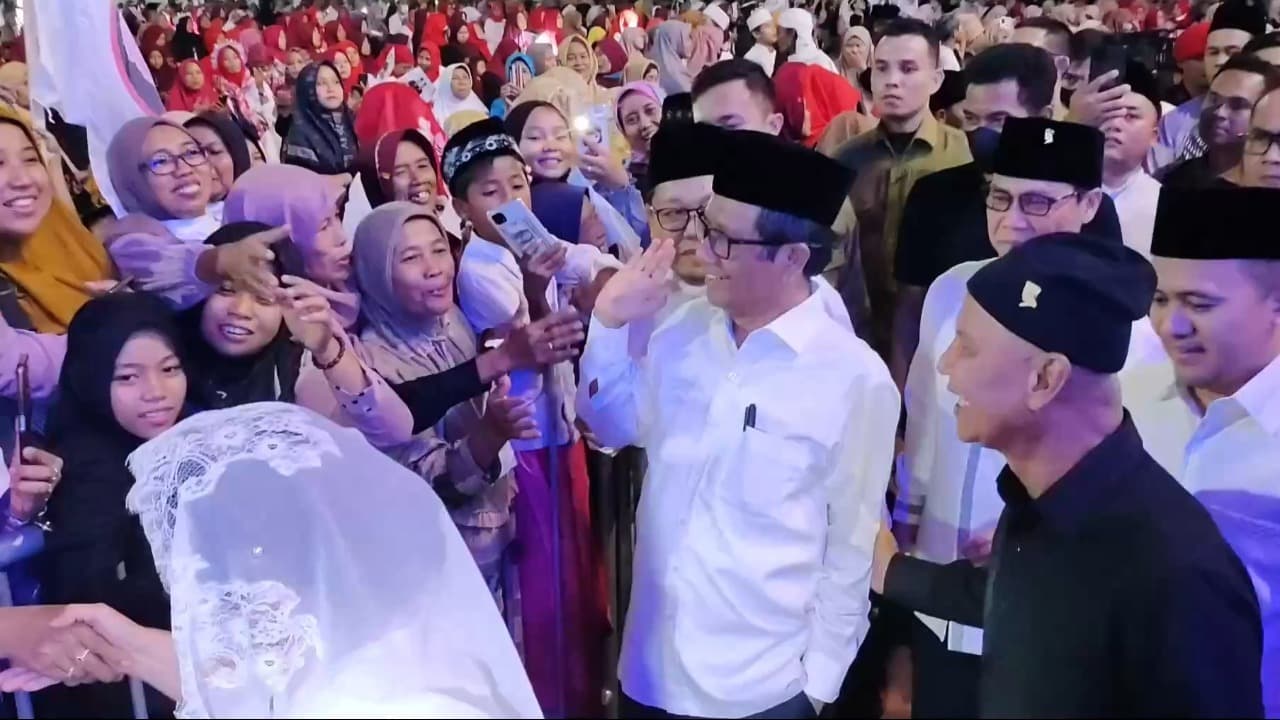 Mahfud MD Bersholawat Bareng Ribuan Warga Gresik