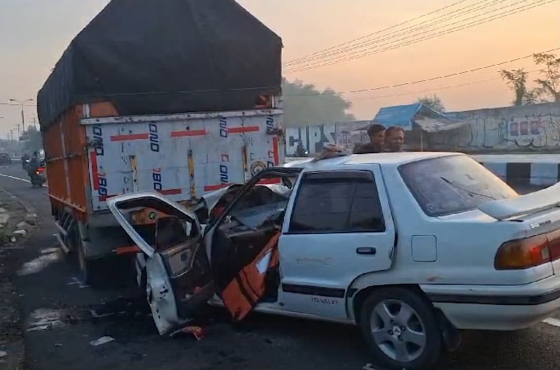 Mobil Dikendarai Pasutri Tabrak Truk di Mojokerto, Istri Tewas, Suami Terluka