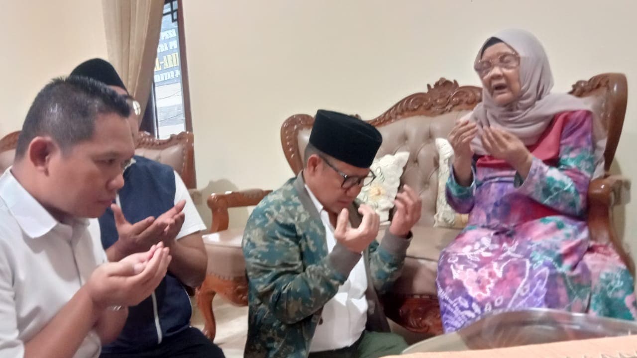 Hari Pertama Kampanye, Cak Imin Sungkem Ibu di Jombang