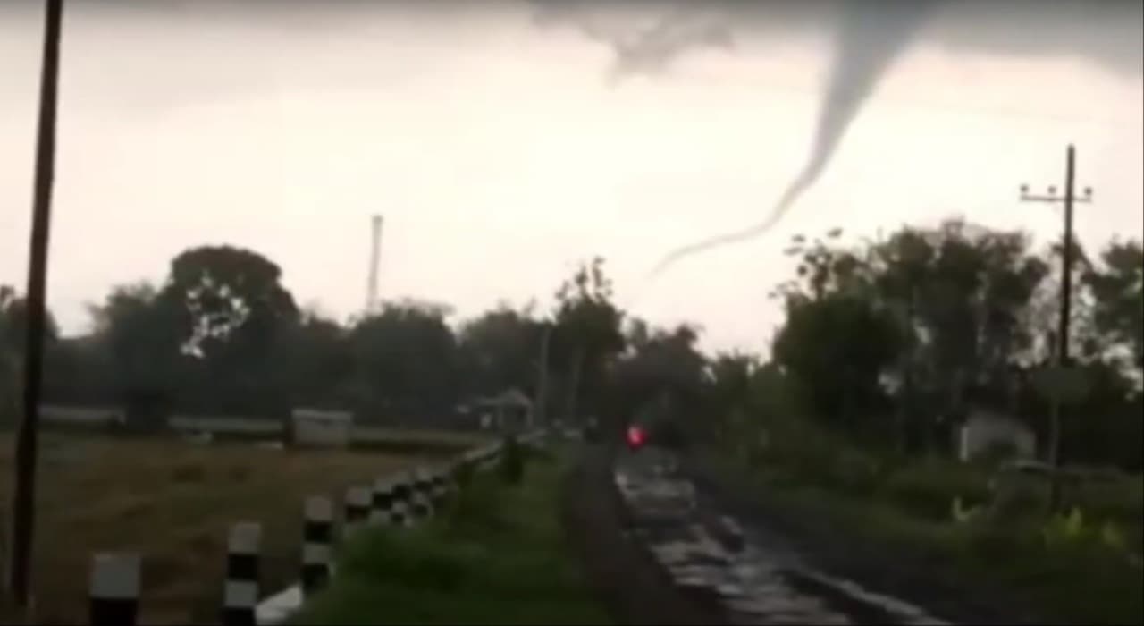 Puting Beliung Porak Porandakan Dusun di Madiun