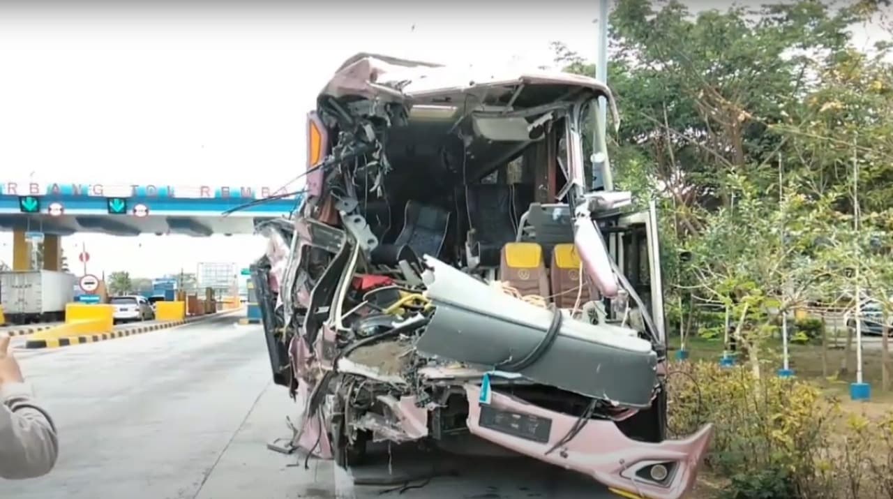 Bus Rombongan Pelajar Tabrak Truk Pasir, Dua Tewas