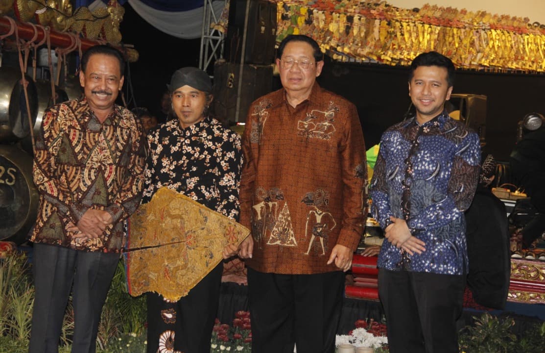 SBY Begadang Nobar Wayang Kulit Bersama Warga di Kediri