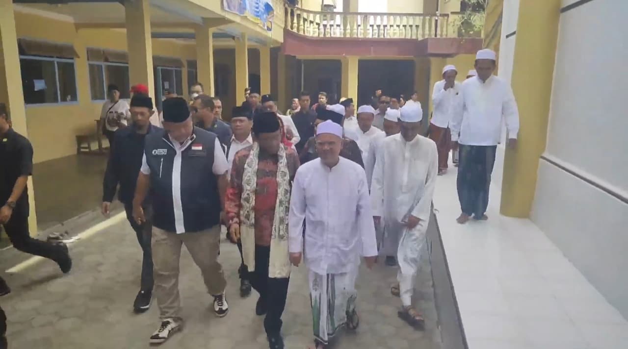 Mahfud MD Sambangi Ponpes Salafiyah Syafi'iyah Sukorejo