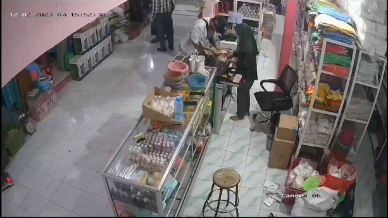 Dua Bule Kelabui Kasir Toko, 1,6 Juta Raib