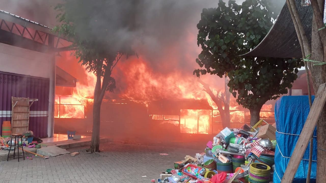 265 Stand Pasar Leces Hangus, Pedagang Rugi Milyaran Rupiah