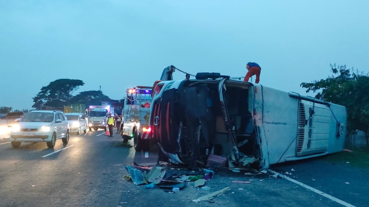 Bus Tentrem Tabrak Truk di Tol Sidoarjo, 8 Penumpang Terluka