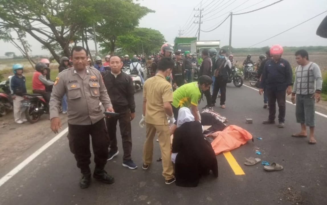 Pulang Kerja, Dua Orang Berboncengan Motor Tewas Terlindas Truk