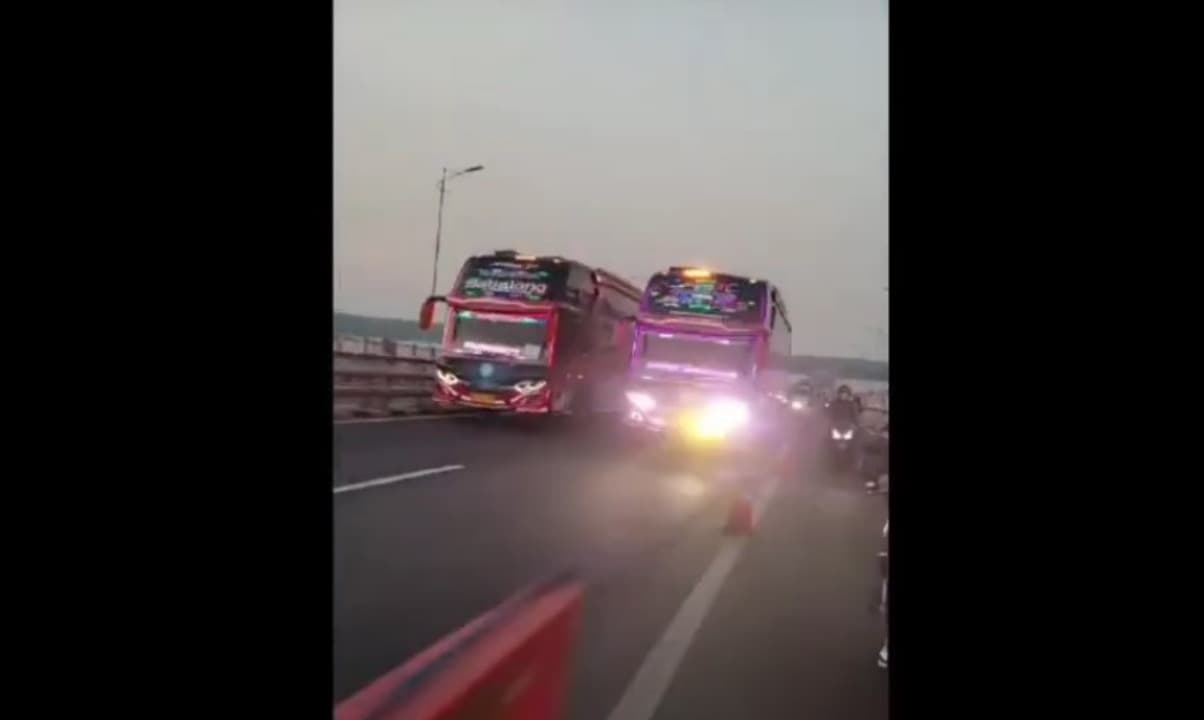Dua Bus Balapan Sambil Bunyikan Klakson di Suramadu Viral di Media Sosial