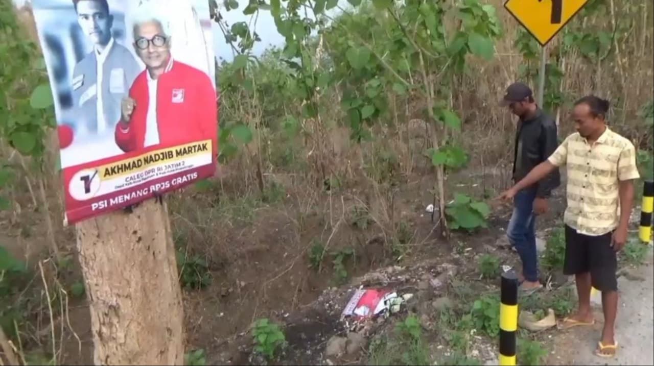 Banner Caleg PDIP di Pasuruan Dicopot dan Dibuang ke Sungai