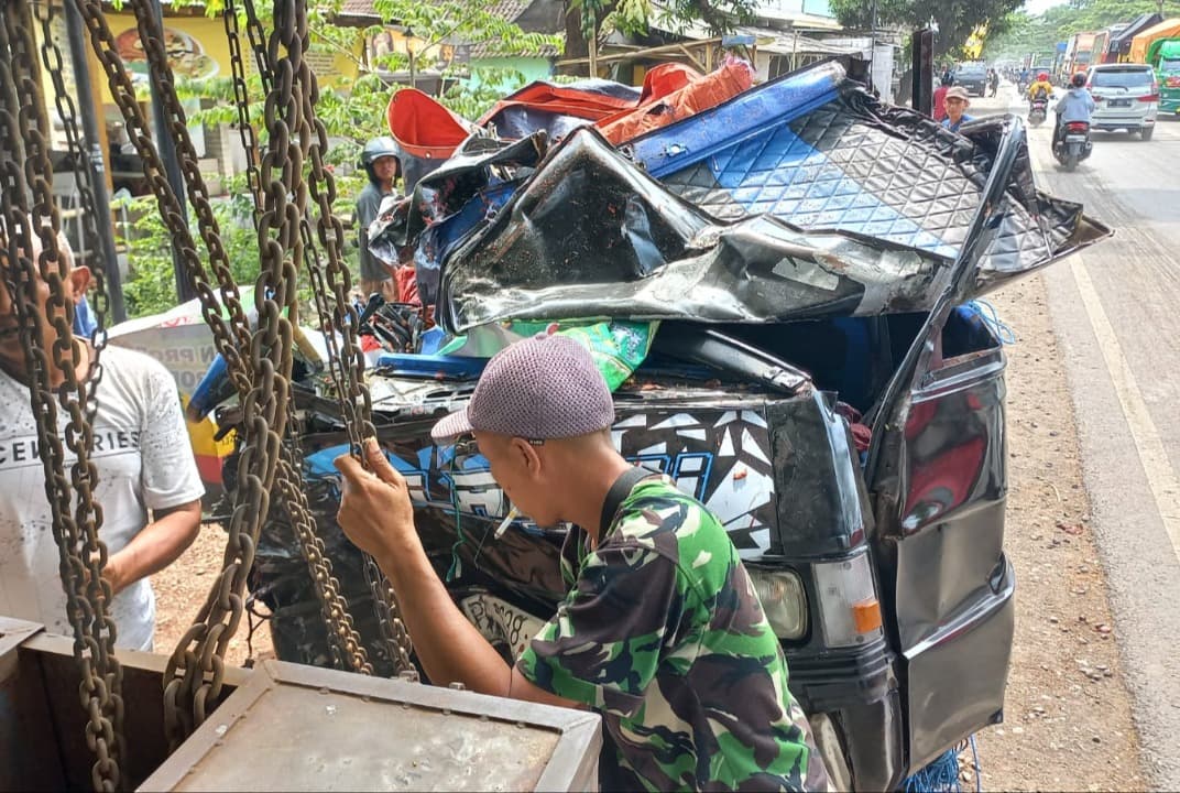 Kecelakaan Beruntun 4 Kendaraan di Paiton, Sopir Pick Up Tewas