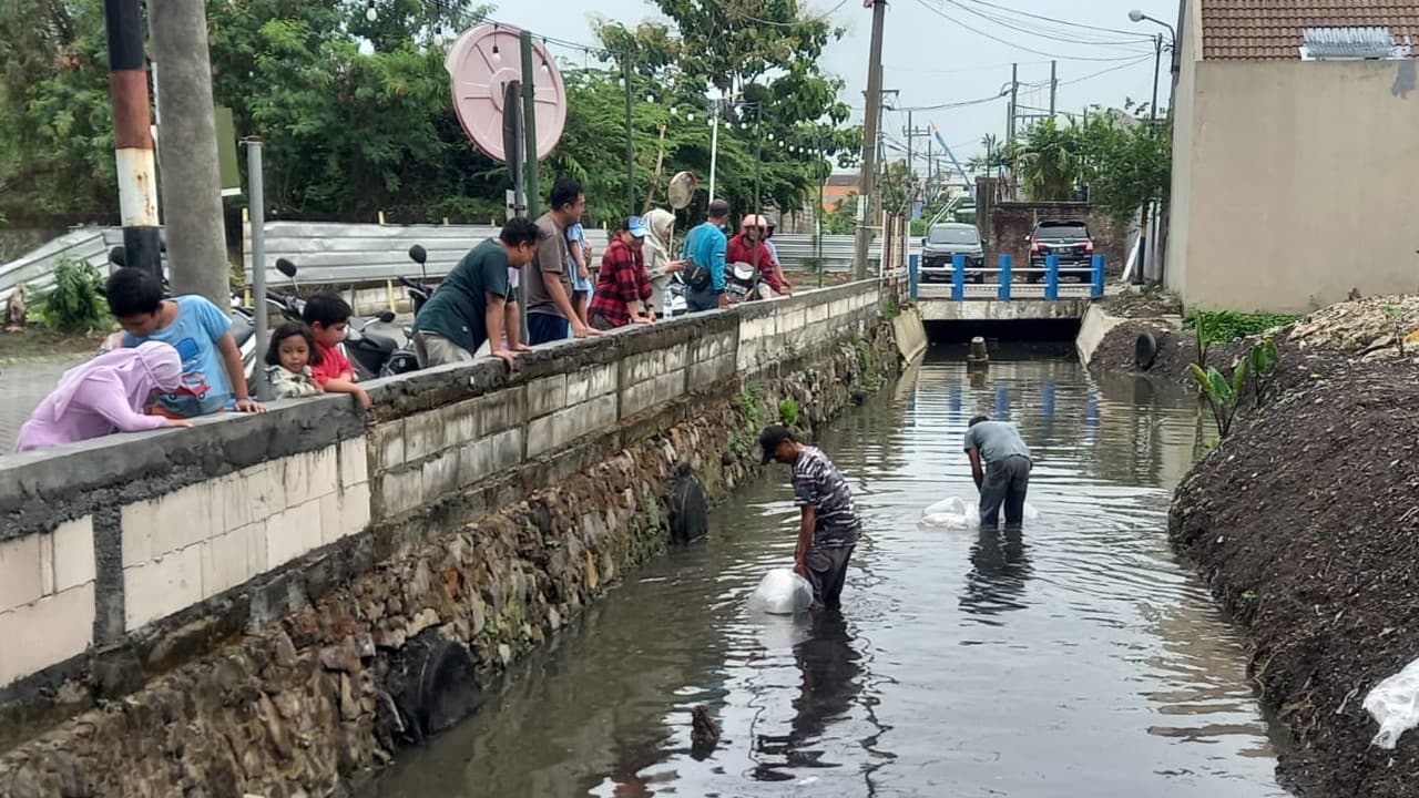 Kembalikan Fungsi Sungai Sebagai Sumber Kehidupan, Warga Gunung Anyar Sebar 10 Ribu Bibit Ikan Nila