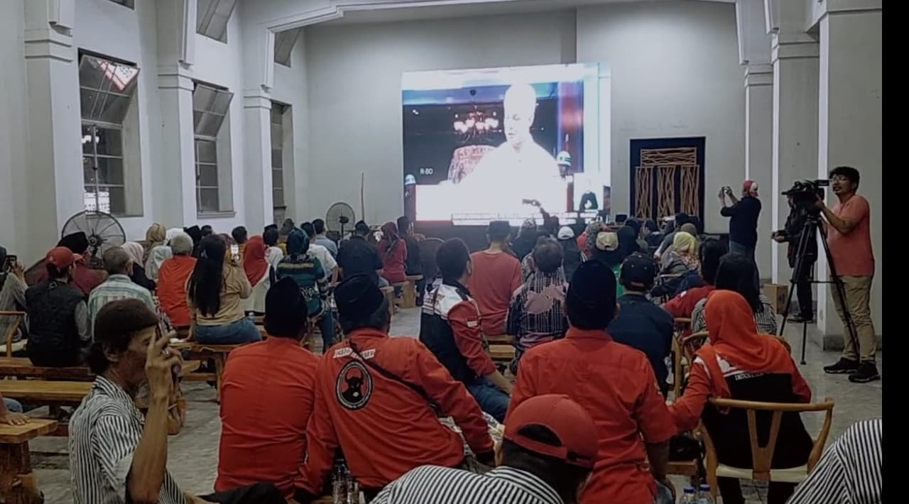 Ratusan Orang Nobar Debat Capres di Kantor TPD Jatim Ganjar-Mahfud