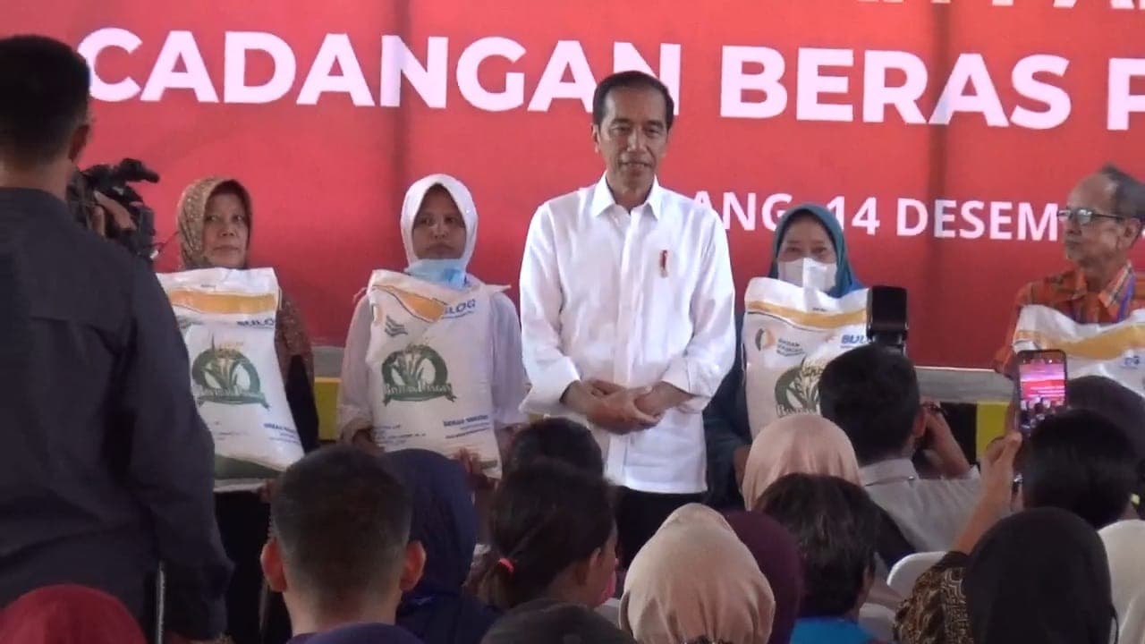 Presiden Jokowi Serahkan Bantuan Pangan Kepada 1000 KPM di Kota Malana