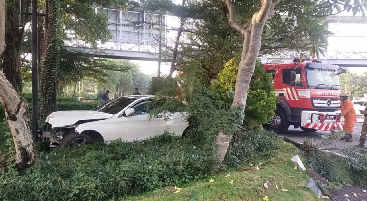 Diduga Sopir Mengantuk, Mobil Mercedez-Benz Nabrak Taman Pelangi Surabaya