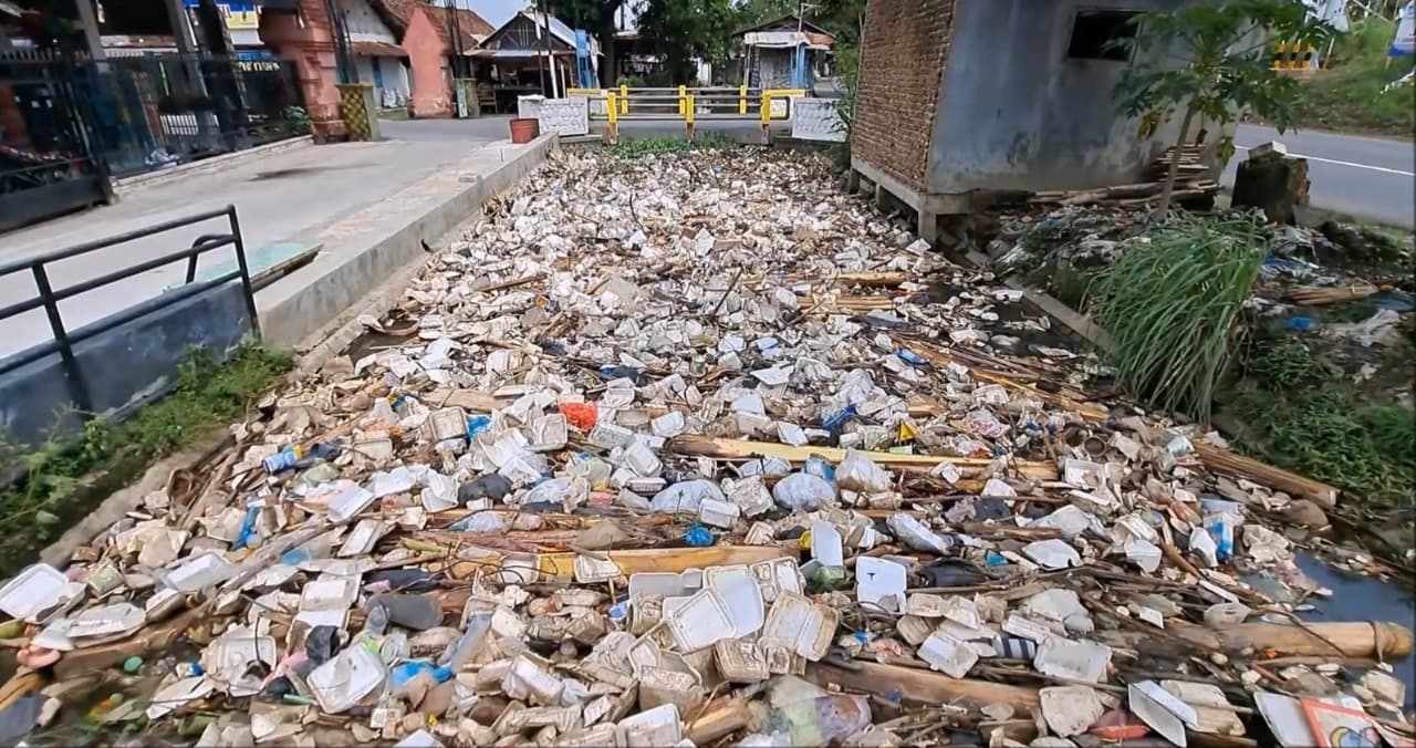 Warga Keluhkan Tumpukan Sampah di Sungai Desa Gembongan Mojokerto