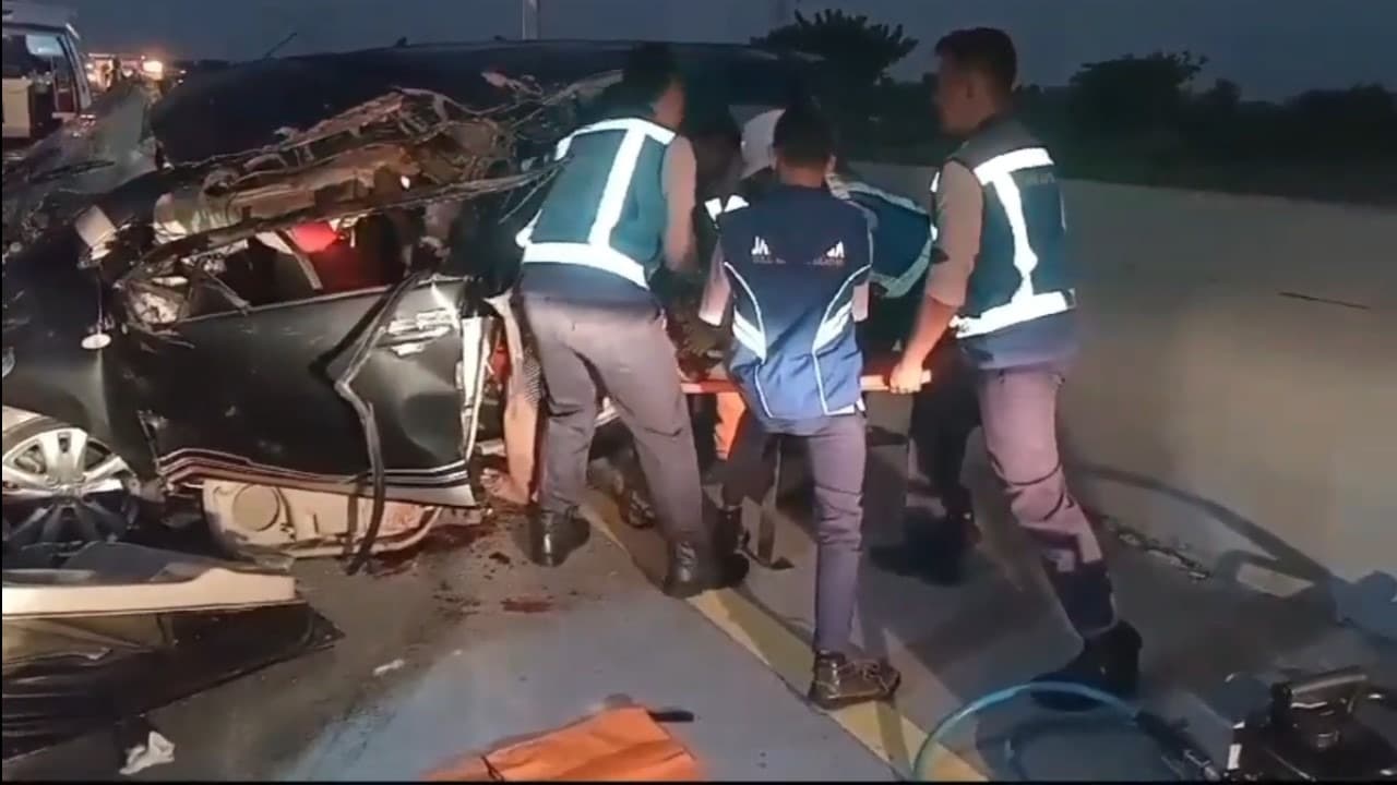 Minibus Tabrak Truk di Tol Ngawi, 2 Tewas dan 6 Terluka