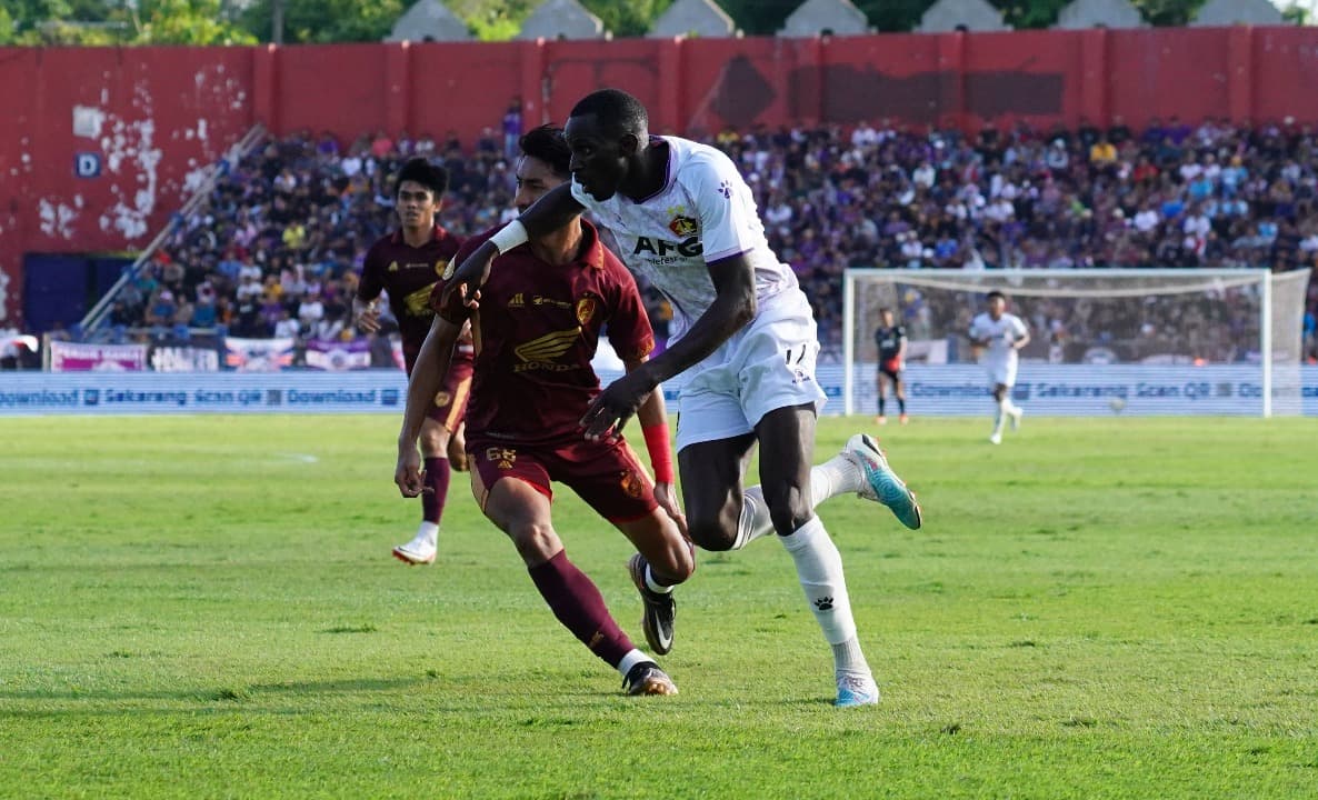 Sempat Terhenti Lebih dari Sejam, Laga Persik vs PSM Berakhir Imbang 1-1