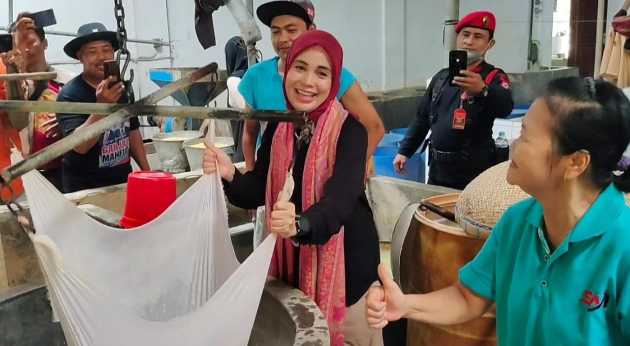 Kunjungi Pengrajin Tahu di Gresik, Siti Atikoh: Indonesia Harus Lepas dari Kedelai Impor