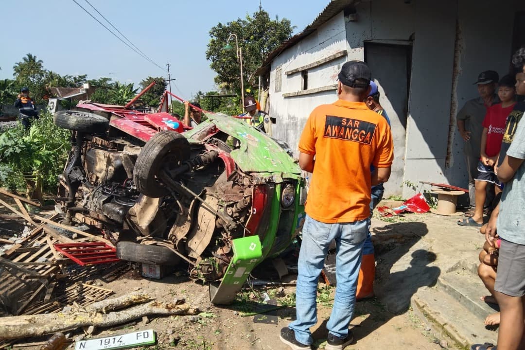 Kereta Kelinci Ditabrak KA Penataran, Pengemudi Tewas