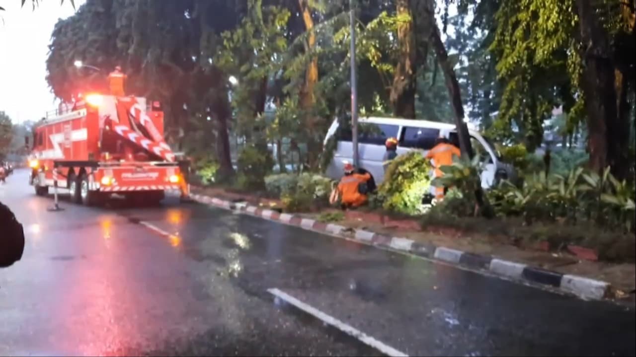 Lawan Arus, Micro Bus Tabrak Pemotor dan Bentor, Pengemudi Kabur