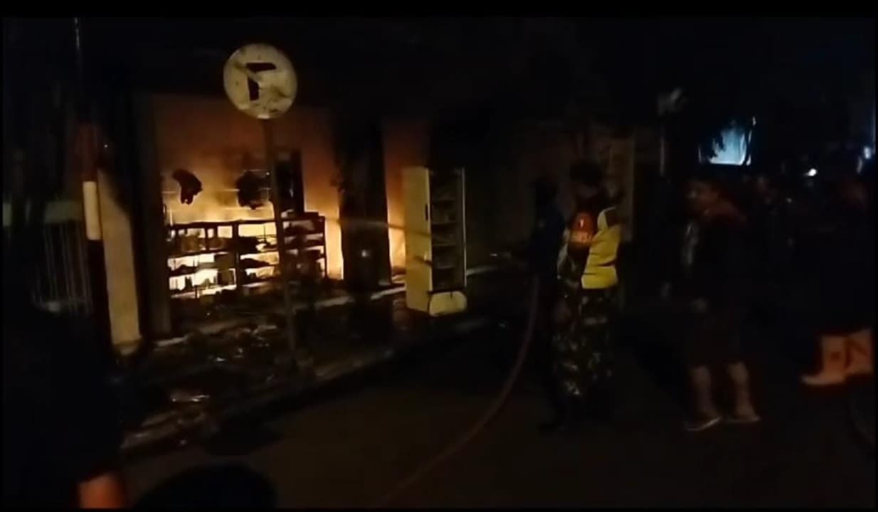 Bensin Tumpah Tersambar Api Kompor, Toko Kelontong Ludes Terbakar
