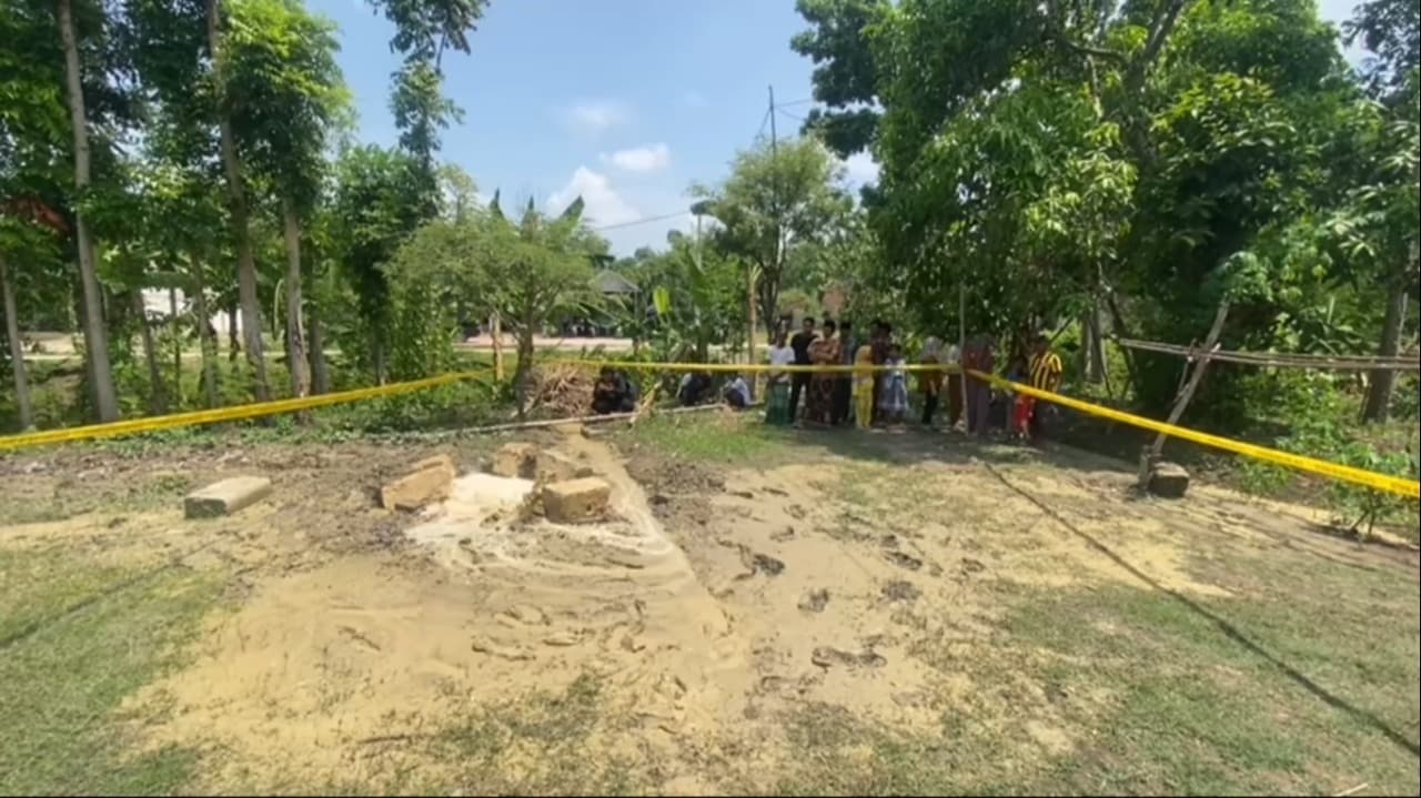 Semburan Lumpur Berbau Belerang Muncul di Halaman Rumah Warga